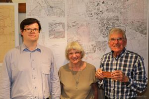 Eberhard Keller, Erika Porten und Siegfried Erb bei der Vorstellung der neuen Ausstellung in der Heimatstube