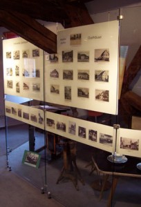 Ansichtskartenwand in der Ausstellung
