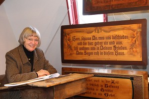 Erika Porten in der Ausstellung "Volkspoesie auf Holz"