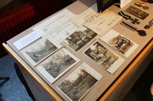 Blick in die Ausstellung "Zwischen Front und Heimat"