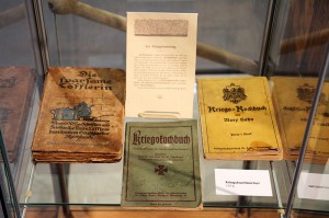 Blick in die Ausstellung "Zwischen Front und Heimat"