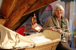 Erika Porten mit dem Kinderwagen, in dem Hilde Wagner nach ihrer Geburt von den Eltern kutschiert wurde.