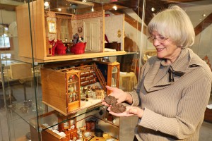 Erika Porten hält das Waffeleisen in der Hand, mit dem Hilde Adler in ihrer Kindheit echte Waffeln in ihrer Puppenküche gebacken hat.