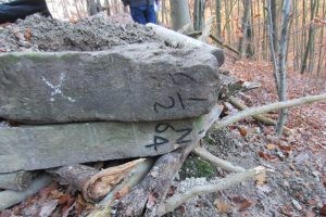 Entfernung einiger historischer Grenzsteine und deren widerrechtlicher Nutzung als Material für den Bau eines Hindernisparcours. 