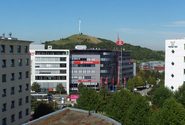 Das Gewerbegebiet 2009 mit Blick auf den Heiner mit Windrad