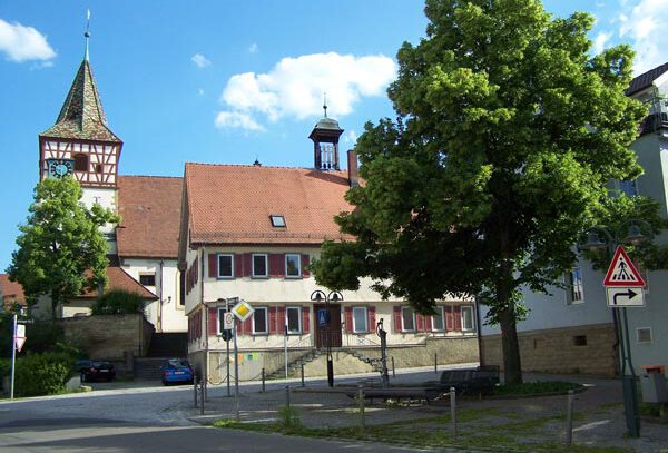 Oswaldkirche mit altem Rathaus und Hörnleshasen Brunnen heute