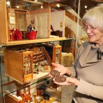 Erika Porten hält das Waffeleisen in der Hand, mit dem Hilde Adler in ihrer Kindheit echte Waffeln in ihrer Puppenküche gebacken hat.