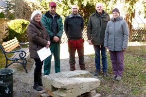 Das Grenzsteine-Aufbauteam mit Erika Porten (links) am 27. Februar 2017 im Pfarrgarten