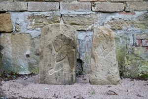 Das Steinzeichen auf dem linken Stein "Hirschstange" gilt für die herzogliche bzw. königliche Besitzung. Auch in heutiger Zeit tragen Grenzsteine der Waldbesitzungen des Landes Baden-Württemberg dieses Symbol. Das Steinzeichen auf dem rechten Stein "doppeltes W" steht für Markung Weilimdorf. 