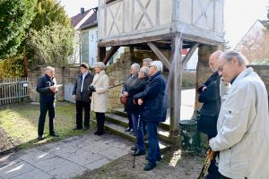 Siegfried Erb (links) bei der Vorstellung der Grenzsteine am 10.03.2017 im Pfarrgarten