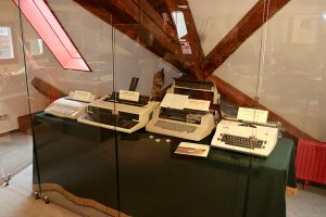 Schreibmaschinen der 1970er Jahre bilden den chronologischen Abschluss der Ausstellung