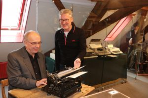 Bernd Lautenschläger an der CONTINENTAL Wanderer Werke Siegmar mit Alfred Höritzer (Kurator der Ausstellung)