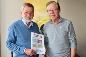 Bernhard Klar (links) und Christoph Schmid (rechts) präsentieren das neue Weilimdorfer Heimatblatt 