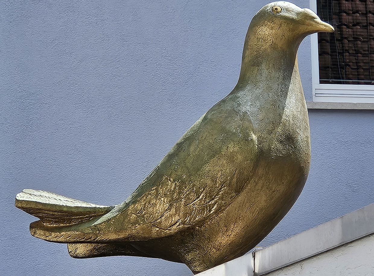Die „GOLDENEN TAUBE“ von MICHAEL GSCHWENDTNER. "Draußenkunst. - Öffentliche Werke und Denkmäler in Stuttgart", der Weilimdorfer Heimatkreis ist für das Projekt im Stadtbezirk aktiv. Foto: privat