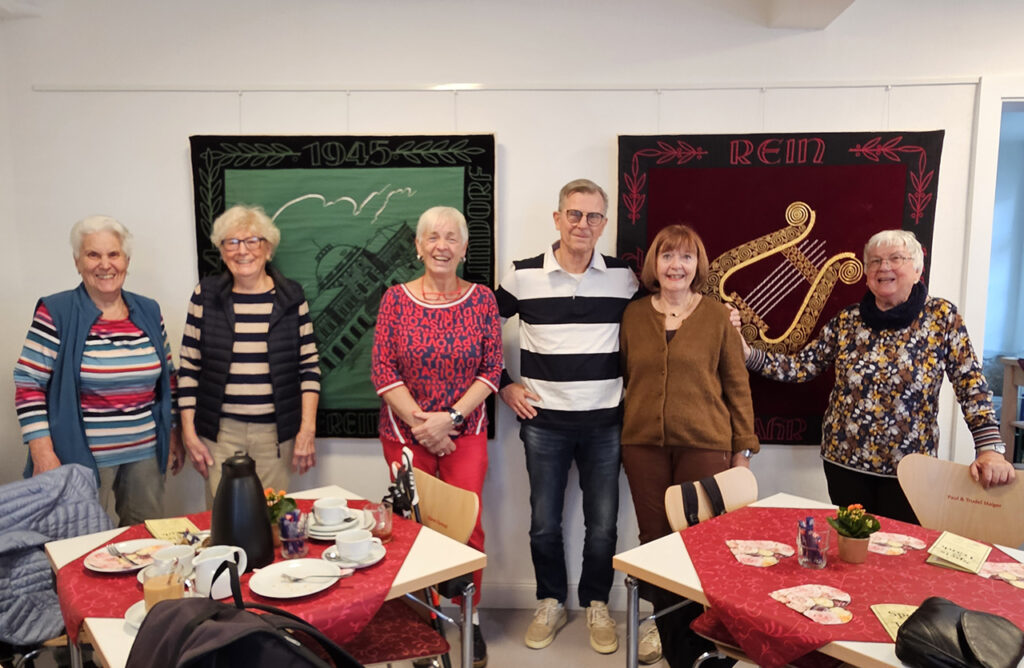 Foto (v.l.n.r ): Helga Haller und Rose Blanz von der Chorvereinigung, Raumaustatterin Jordi Evelyn Augenstein, Thomas Raith und seine Schwester Ellen Raith-Kraak vom Tennisverein und Edeltraud John vom Heimatkreis.